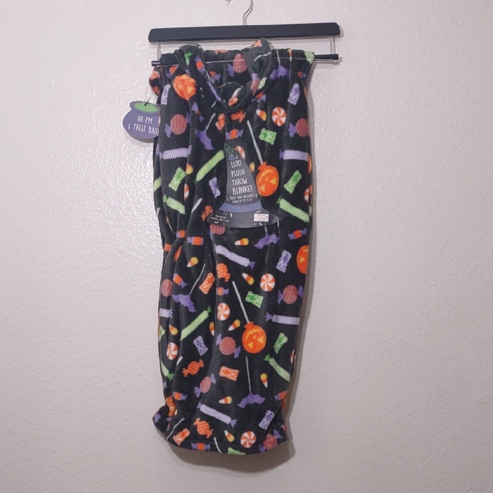 NEW WITH TAGS LUXE PLUSH THROW BLANKET WITH TREAT BAG THROW SIZE 50" BY 60" INCH